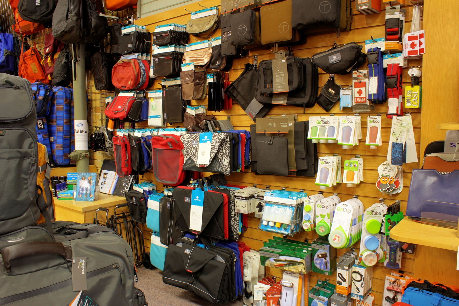 U N Luggage Canada Luggage Store-0004