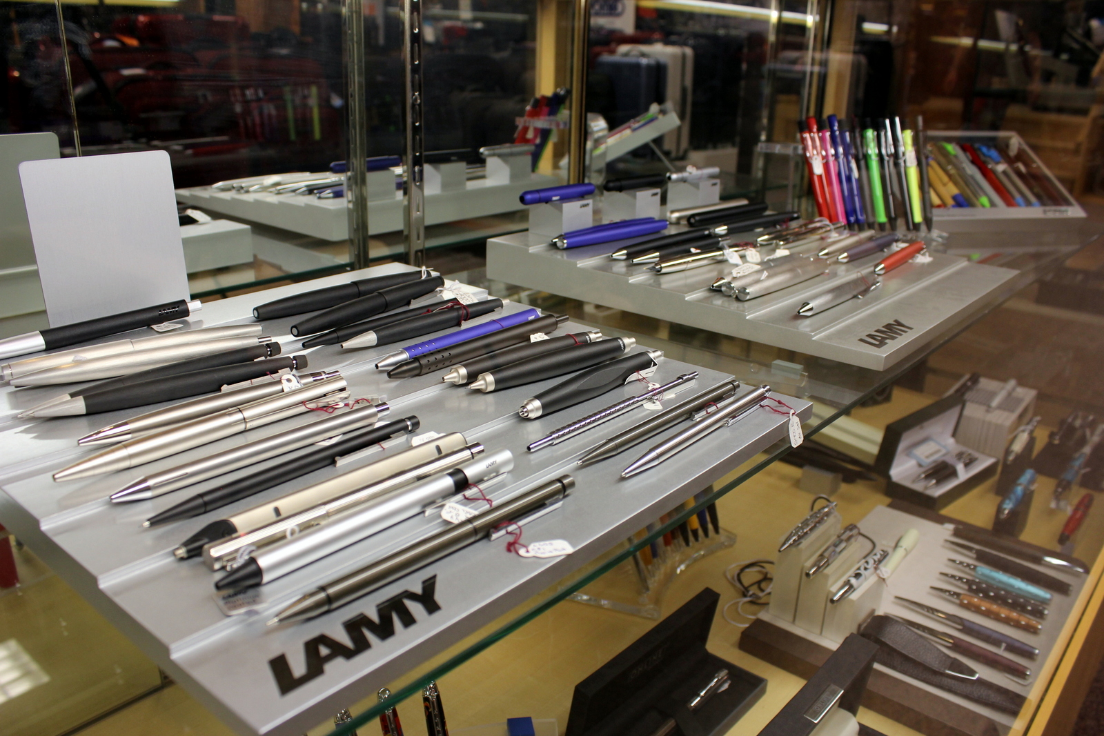 U N Luggage Canada Luggage Store-0005