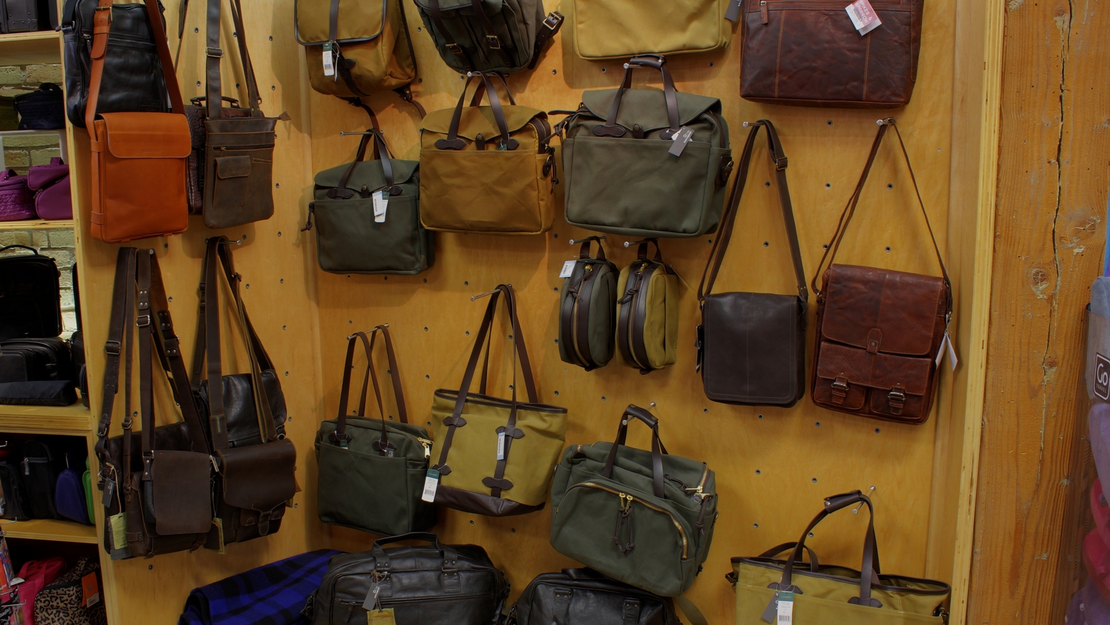 U N Luggage Canada Luggage Store-0009